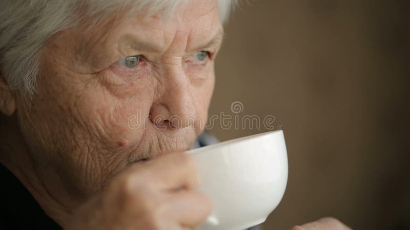 Mulher superior com copo do T filme