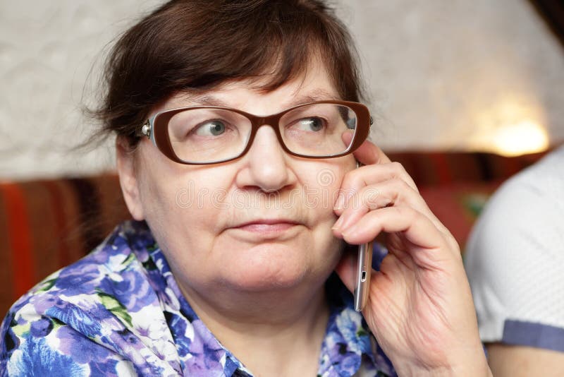 Mulher superior com telefone imagens de stock