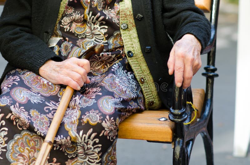 Mulher idosa com uma bengala imagens de stock
