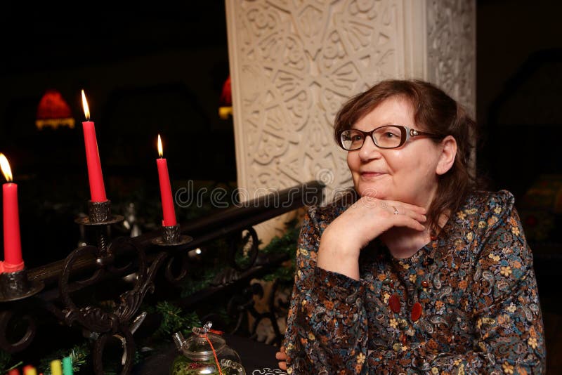 Mulher superior com velas imagem de stock royalty free