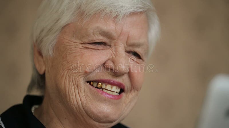 A mulher superior de sorriso usa o PC da tabuleta vídeos de arquivo
