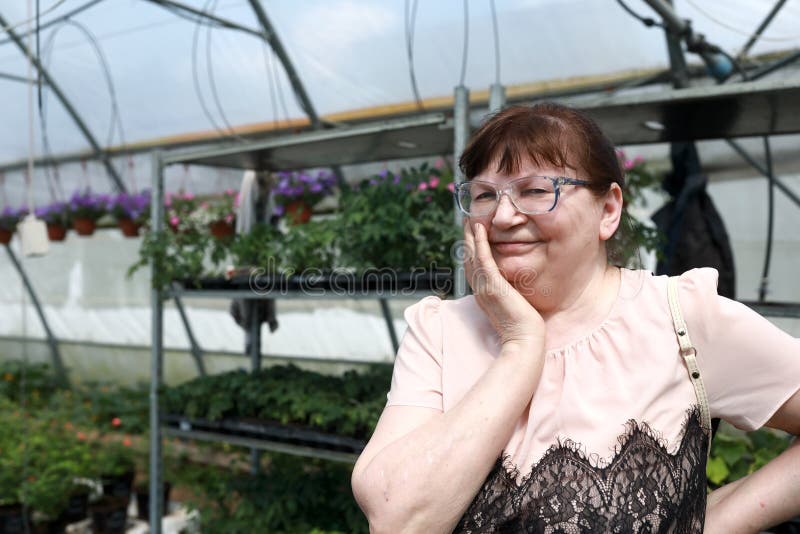 Mulher superior na estufa das flores imagem de stock royalty free