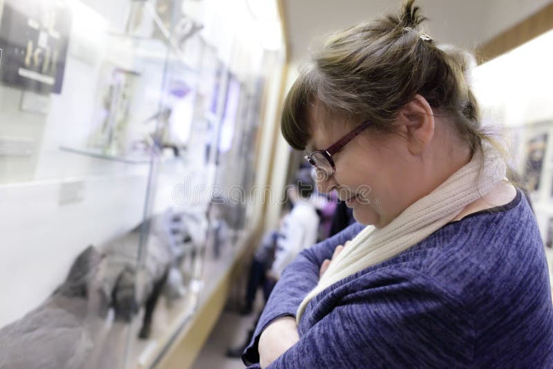 Mulher superior na exposição imagem de stock