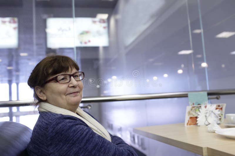 Mulher superior no café imagens de stock