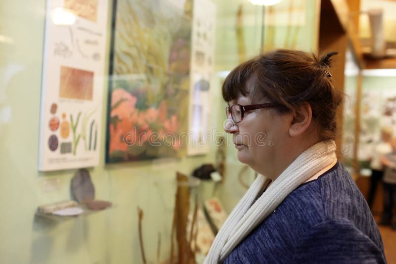 Mulher sénior num museu fotografia de stock royalty free