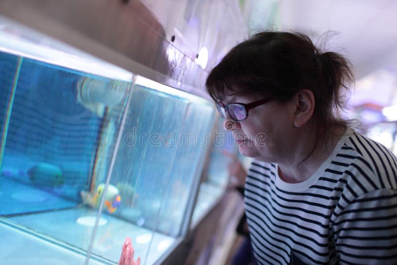 Mulher superior no oceanarium fotos de stock royalty free