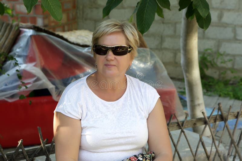 Mulher superior no quintal imagens de stock