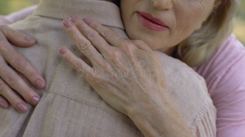 Mulher superior que condolencing ao homem sobre a doença ou a perda, apoio, cuidado, close up