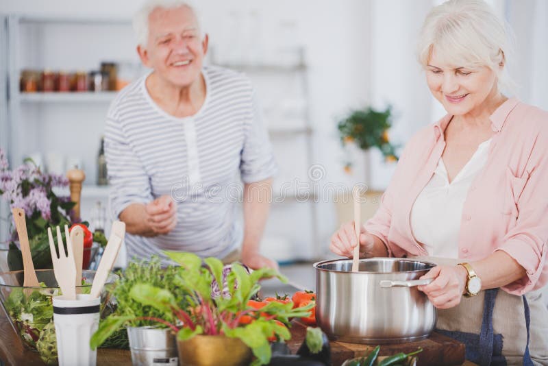 Mulher superior que prepara uma refeição imagens de stock Mulher superior que prepara uma refeição imagens de stock