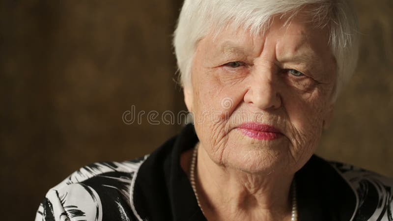 Mulher superior triste na sala filme