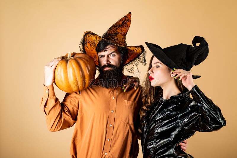 Feche O Retrato Do Halloween De Um Casal Engraçado Casal De Halloween Linda  Mulher Surpreendida Com Chapéu De Bruxa E Fantasia - Foto de Stock - Imagem  de isolado, pares: 161146344