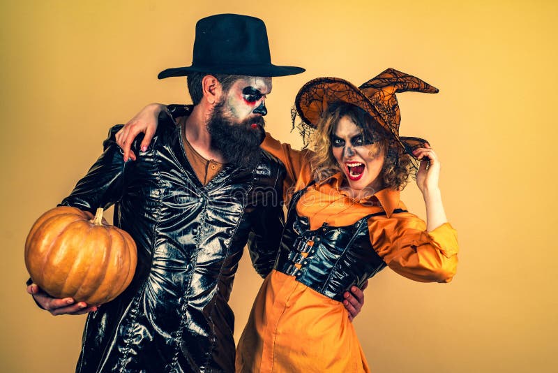 Feche O Retrato Do Halloween De Um Casal Engraçado Casal De Halloween Linda  Mulher Surpreendida Com Chapéu De Bruxa E Fantasia - Foto de Stock - Imagem  de isolado, pares: 161146344