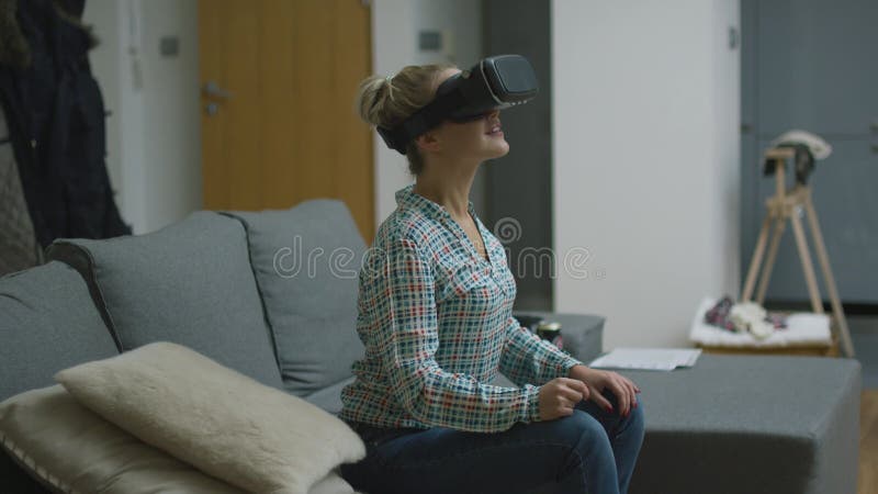 Mulher surpreendida em auriculares de VR