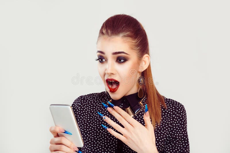 Mulher surpreendida que recebe a boa notícia pelo telefone fotografia de stock royalty free Mulher surpreendida que recebe a boa notícia pelo telefone fotografia de stock royalty free