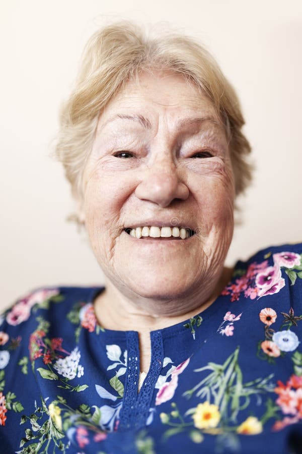Mulher sênior alegre imagem de stock Mulher sênior alegre imagem de stock