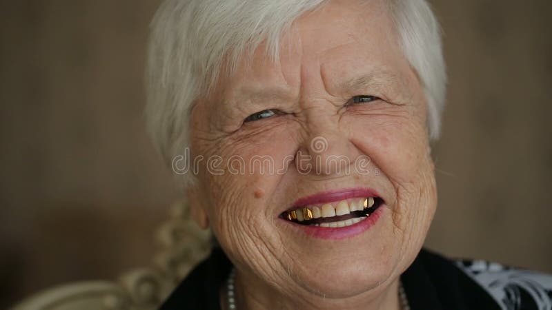 Mulher sênior alegre vídeos de arquivo