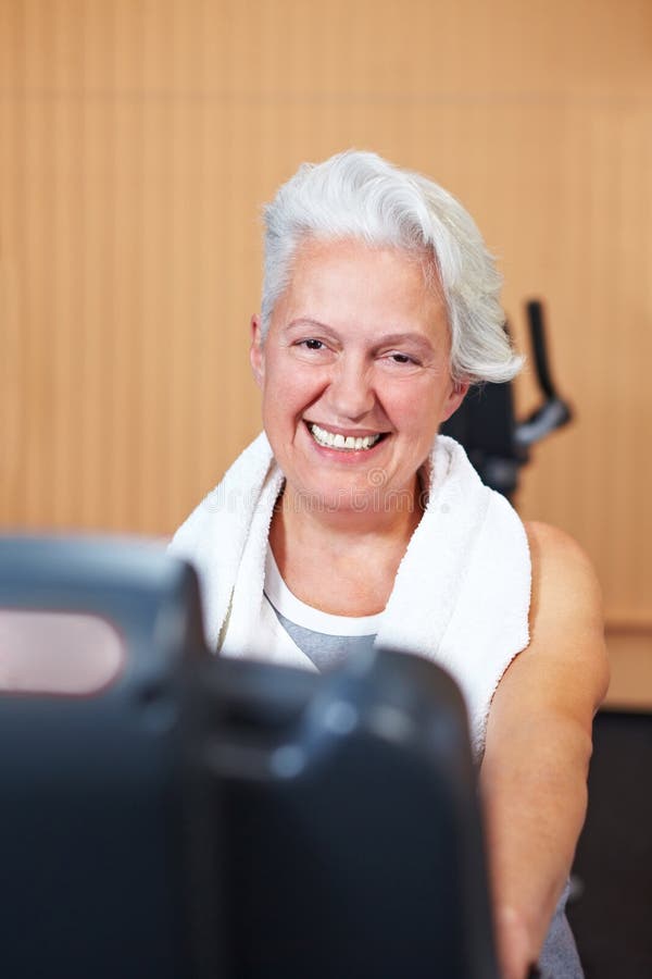 Mulher sênior feliz na ginástica imagem de stock Mulher sênior feliz na ginástica imagem de stock