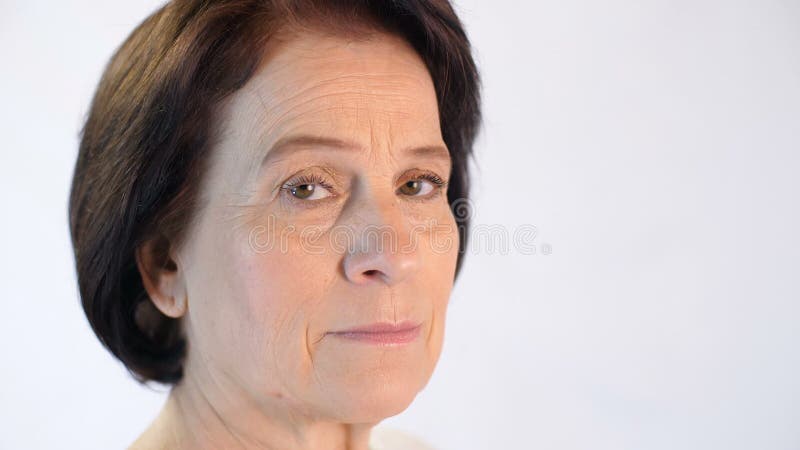 Mulher sênior preocupada filme