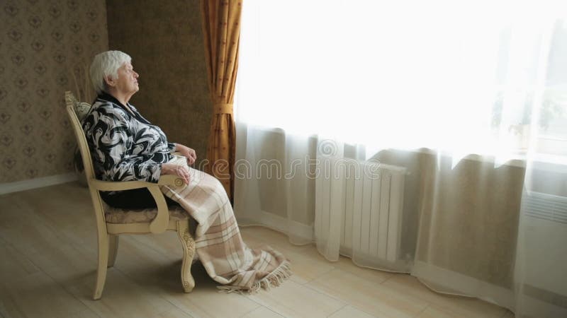 Mulher idosa solitária vídeos de arquivo