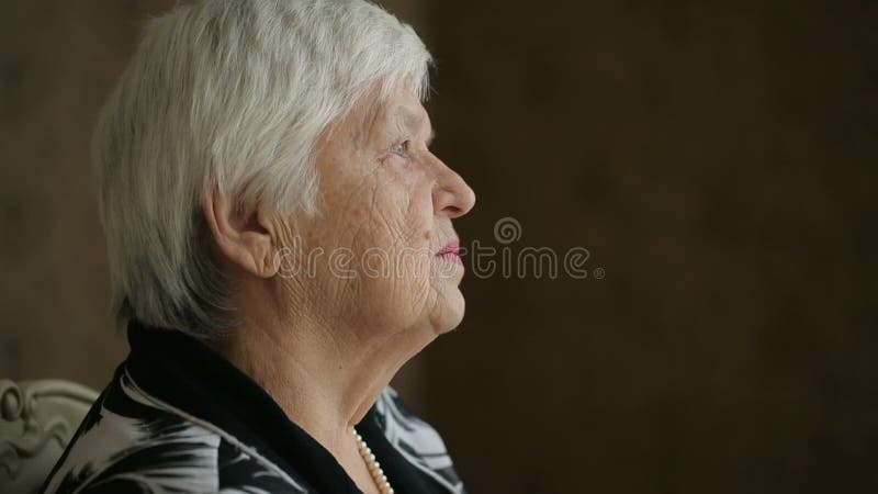 Mulher sênior triste filme