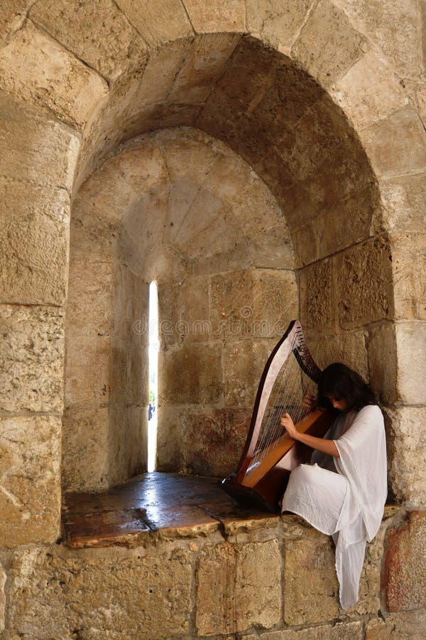 Mulher tocando um instrumento musical de corda velha fotos de stock Mulher tocando um instrumento musical de corda velha fotos de stock