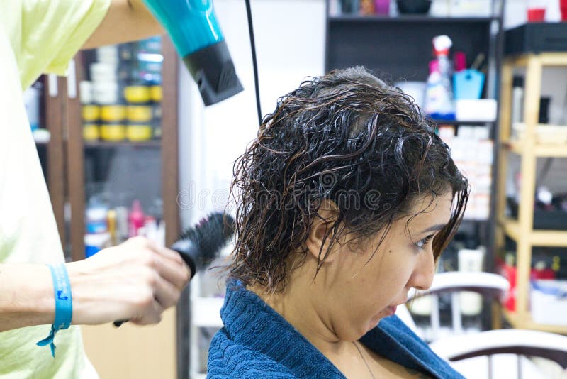Após dia de beleza, cabeleireira contrata mulher trans que catava