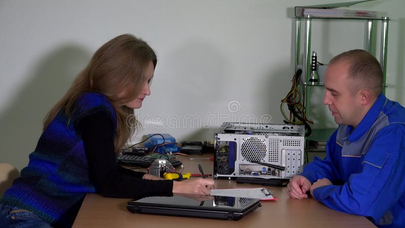 Mulher traz laptop quebrado para o especialista em reparos de computadores. manutenção informática.