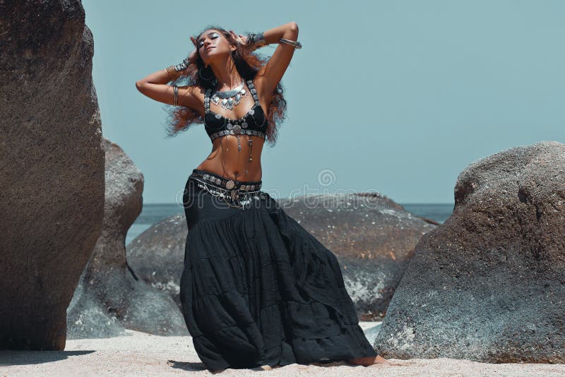 Mulher tribal bonita na praia foto de stock royalty free Mulher tribal bonita na praia foto de stock royalty free