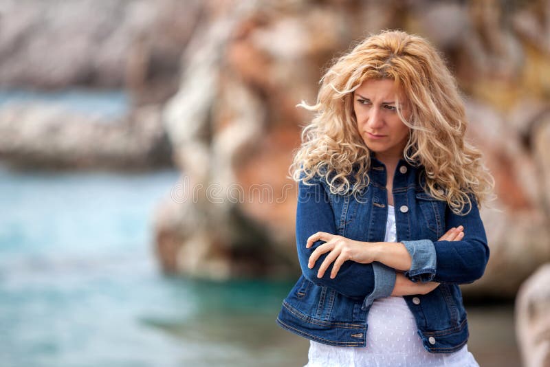 Perfil Uma Mulher Triste Silhueta Reclamando Livre Praia fotos, imagens de  © PheelingsMedia #421510110