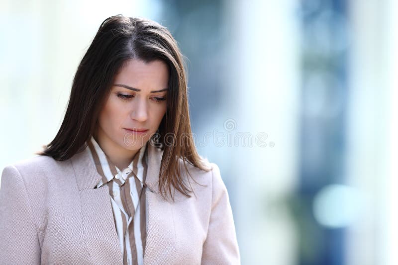 Mulher triste a caminhar na rua, olhando para baixo foto de stock royalty free
