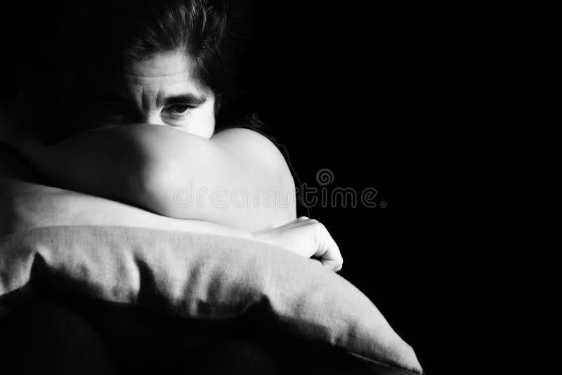 Retrato preto e branco no perfil de uma jovem pensativa, triste e  solitária, fechada, cabeça de pessoa feminina