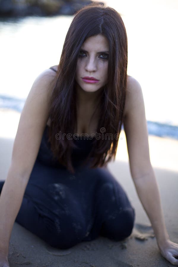 Mulher triste desesperada no grito da praia foto de stock Mulher triste desesperada no grito da praia foto de stock
