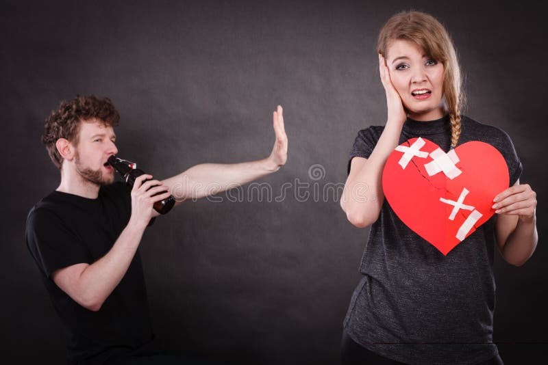 Mulher triste e homem viciado ao álcool Coração quebrado fotografia de stock royalty free Mulher triste e homem viciado ao álcool Coração quebrado fotografia de stock royalty free