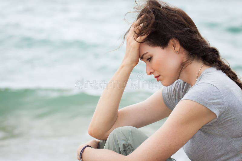 Mulher triste e virada profundamente no pensamento foto de stock Mulher triste e virada profundamente no pensamento foto de stock