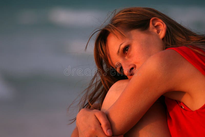 Perfil Uma Mulher Triste Silhueta Reclamando Livre Praia fotos, imagens de  © PheelingsMedia #421510110