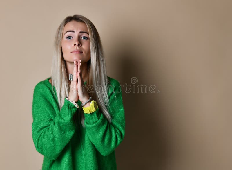 a mulher triste olha sombrio e desesperado, mantém as palmas junto, beggs para a remissão no noivo como traiu ele fotos de stock a mulher triste olha sombrio e desesperado, mantém as palmas junto, beggs para a remissão no noivo como traiu ele fotos de stock