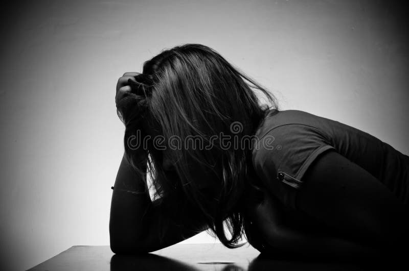 Mulher Triste Que Senta-se Apenas Imagem de Stock - Imagem de pessoa,  desesperado: 33717533