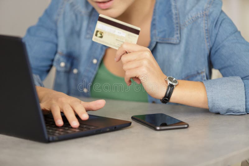 Mulher usa laptop fotos de stock royalty free