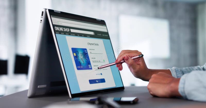 Mulher usando loja de comércio online fotografia de stock