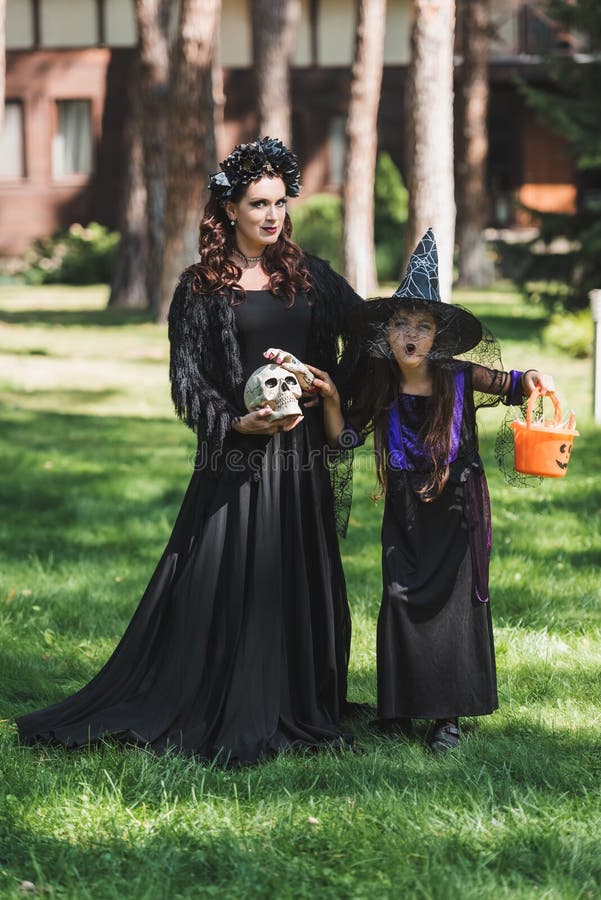 Família Assustadora Em Fantasias De Halloween Gritando Imagem de Stock -  Imagem de feriado, filho: 230395547