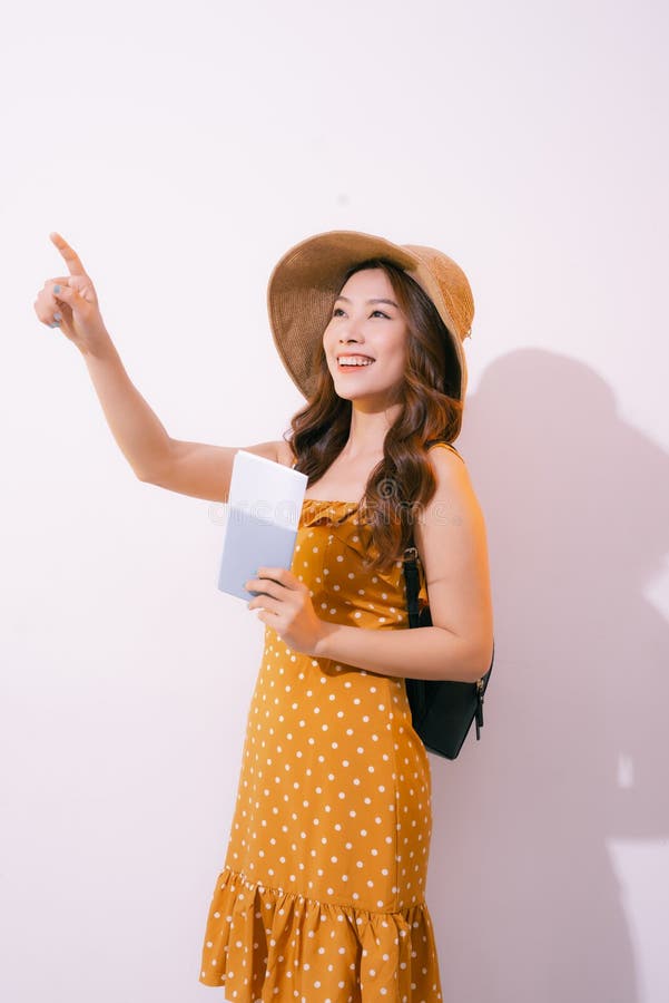 Viajante com passaporte e bilhete sobre fundo branco imagens de stock royalty free