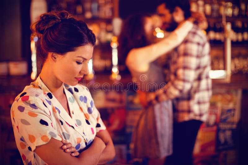 Mulher virada que ignora pares afetuosos imagens de stock royalty free Mulher virada que ignora pares afetuosos imagens de stock royalty free