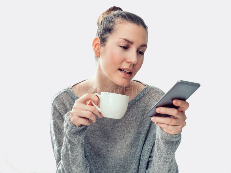 Mulher, xícara de café e telefone celular à moda fotografia de stock Mulher, xícara de café e telefone celular à moda fotografia de stock