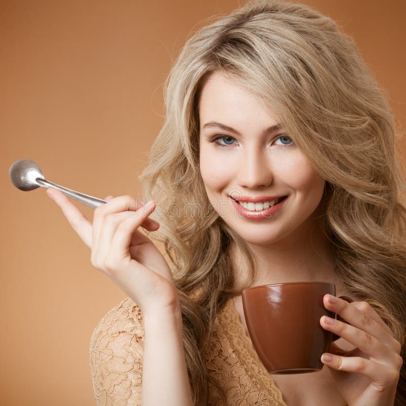 Mulher elegante com café nas mãos fotografia de stock