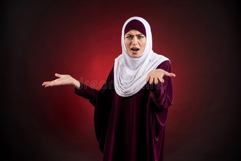 A mulher árabe no hijab expressa a ofensa foto de stock A mulher árabe no hijab expressa a ofensa foto de stock