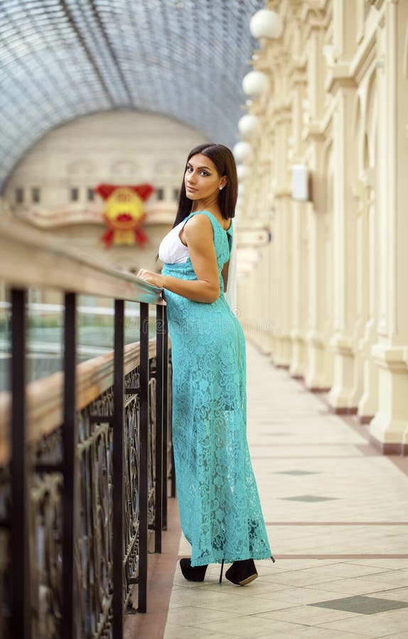 Mulher árabe nova no vestido do verde longo na loja foto de stock Mulher árabe nova no vestido do verde longo na loja foto de stock