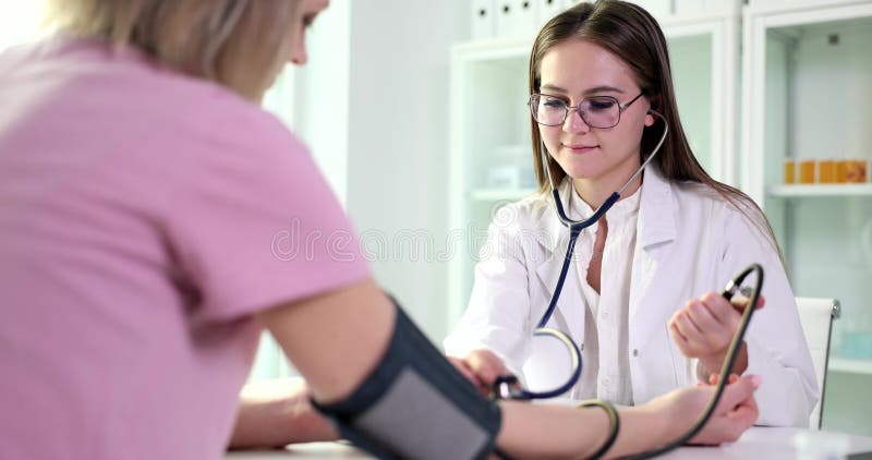 A mulher é o médico que mede o fecho de pressão