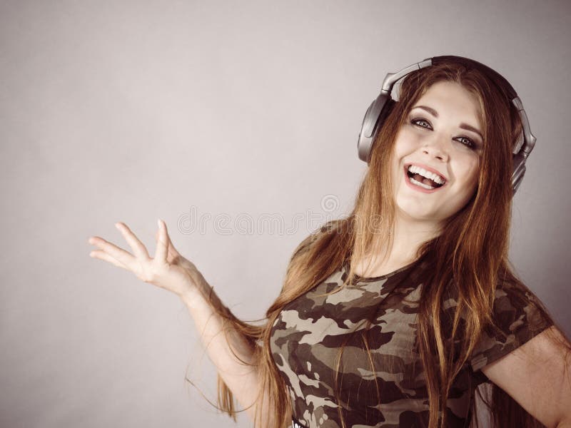 Mulheres adolescentes que vestem fones de ouvido imagens de stock royalty free Mulheres adolescentes que vestem fones de ouvido imagens de stock royalty free