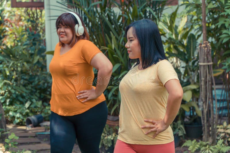 Mulheres asiáticas com excesso de peso trabalham no jardim com sua amiga Conceito de exercício para perder peso e manter boa saúd fotos de stock Mulheres asiáticas com excesso de peso trabalham no jardim com sua amiga Conceito de exercício para perder peso e manter boa saúd fotos de stock