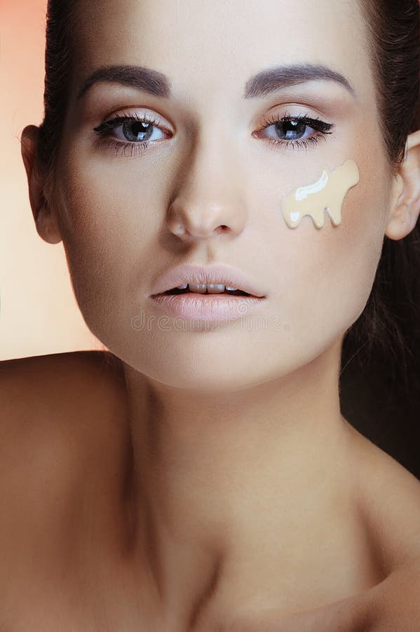 Mestre De Maquiagem Feminino Usa Pincel Em Pó Belo Modelo Em Estúdio De  Beleza Moda De Acabamento De Arte Profissional Foto de Stock - Imagem de  perfeito, casamento: 163853524